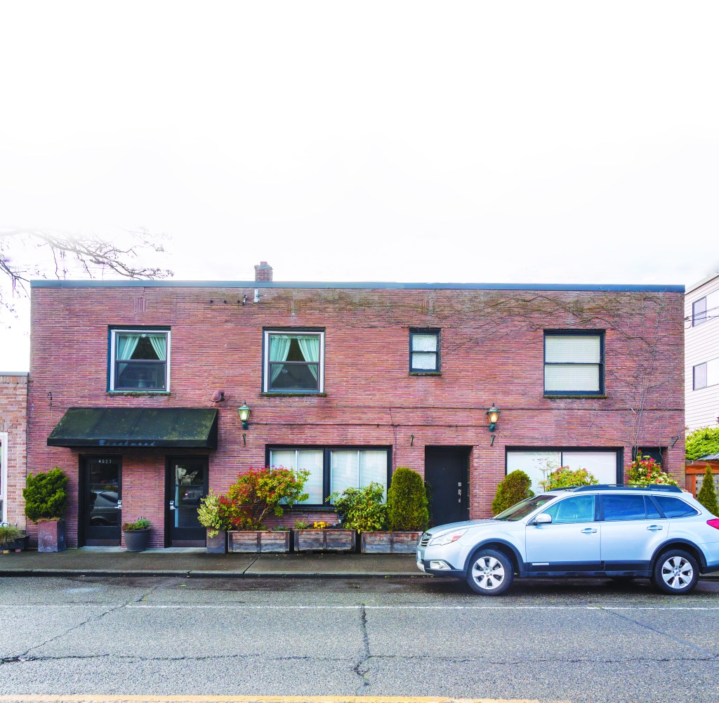 The front of the Beachwood Apartments in West Seattle.