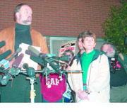 Pacific Northwest Newspaper Guild spokesman Art Thiel and Guild International President Linda Foley announce that Seattle Post-Intelligencer employees have accepted their contract offer.