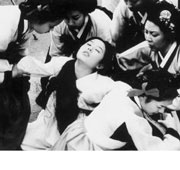 Lee Hyo Jung (center) swoons for love.