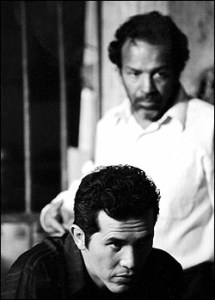 Alc&aacute;zar (to rear) and relentless reporter Leguizamo.