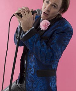 Stephen Lynch as Robbie Hart.