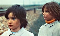 Haunted child Ana Torrent (left) and older sister Isabel Teller&iacute;a