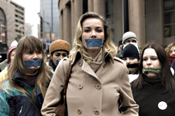 TV reporter Connie Nielsen amid the Battle.