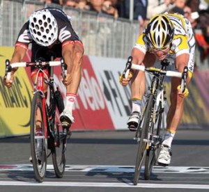 Sanremo - Italia - wielrennen - cycling - radsport - cyclisme - 100e Milano - Sanremo  - Mark Cavendish (Grootbrittannie/Team Columbia High Road) en Thor Hushovd (Noorwegen / Team Cervélo) - foto Cor Vos ©2009