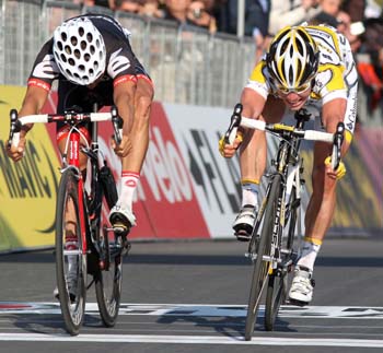 Sanremo - Italia - wielrennen - cycling - radsport - cyclisme - 100e Milano - Sanremo  - Mark Cavendish (Grootbrittannie/Team Columbia High Road) en Thor Hushovd (Noorwegen / Team Cervélo) - foto Cor Vos ©2009