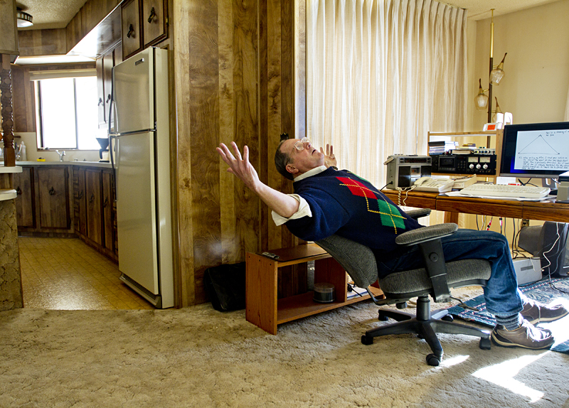 Davenport demonstrating, as best he can, the size of the March 1997 "Phoenix Lights" UFO.