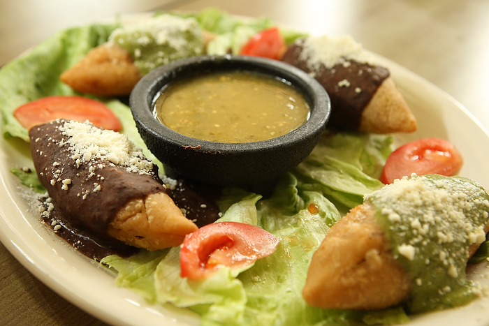 BURIEN, WA THURSDAY OCT 25 2012 El Tio Restaurant Restaurant El Tio, 452 SW 153rd St., Suite A, Burien, 242-2326. Mon.-Sun., 10 a.m.-10 p.m. Chapulines $4, Tlayuda $11.95, Molotes $7.50, Mole con pollo $8.75, Empanada de huitlacoche $9.25, Hot chocolate $3.50 (Photo By Kevin P. Casey)