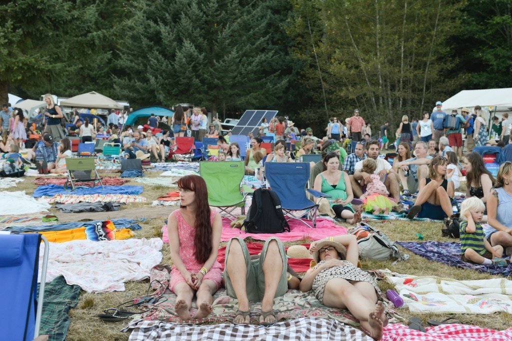 The audience at the main stage on teh first day of the festival.