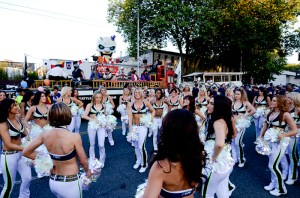 The Seahawks Cheerleaders preparin' next to the pirates.