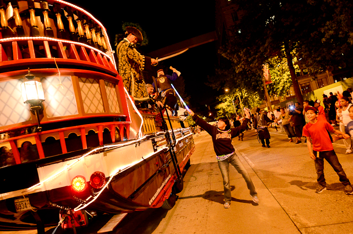 A brave soul attemptin' tah drive away Davy Jones.