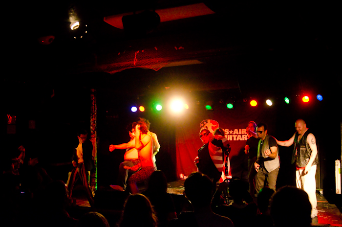 An intermission group jam before the top five return to compete to determine a winner.