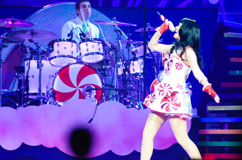 Katy belts it for the crowd.