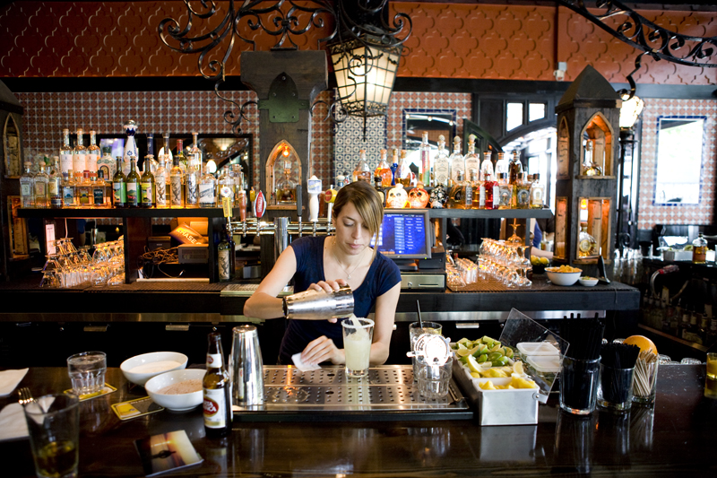 Bartender Jessica making the Poquitos Margarita.