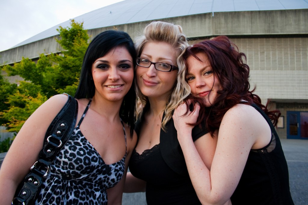 Britney, Elicia and Brianna share some love pre-show.