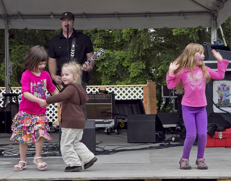 Who can't help but dance when wearing purple pants?