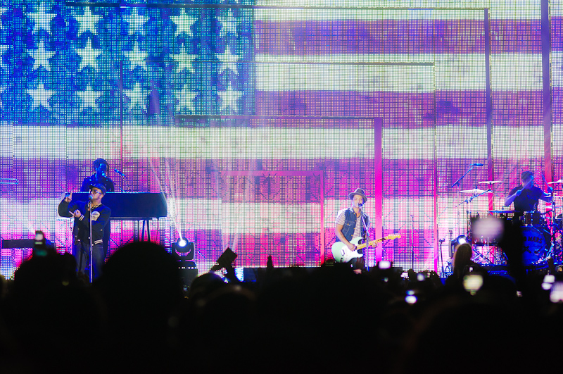 Although Mars wasn't chillin' in his snuggie on stage, he and Janelle