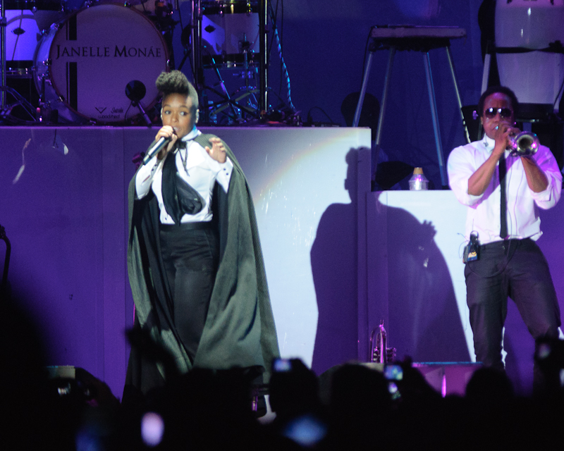 Although Mars wasn't chillin' in his snuggie on stage, he and Janelle