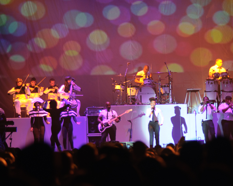 Although Mars wasn't chillin' in his snuggie on stage, he and Janelle