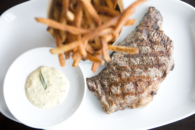 L'Entrecote (ribeye steak).