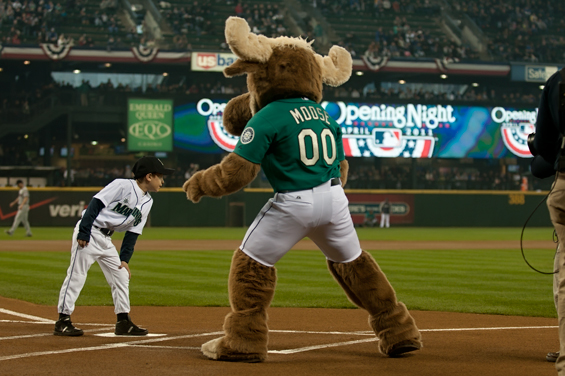 Macklemore performs "My Oh My", his tribute to M's broadcaster Dave Niehaus,