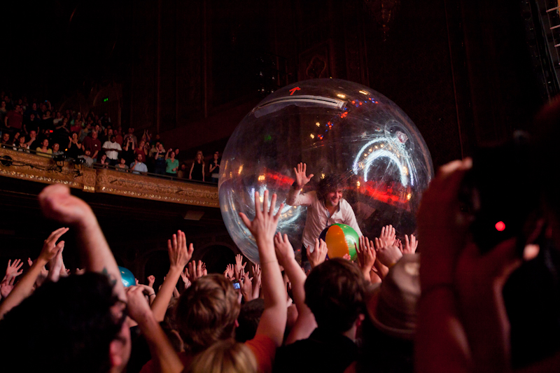 Kinski gives it the crowd at Reverb Fest 2010.