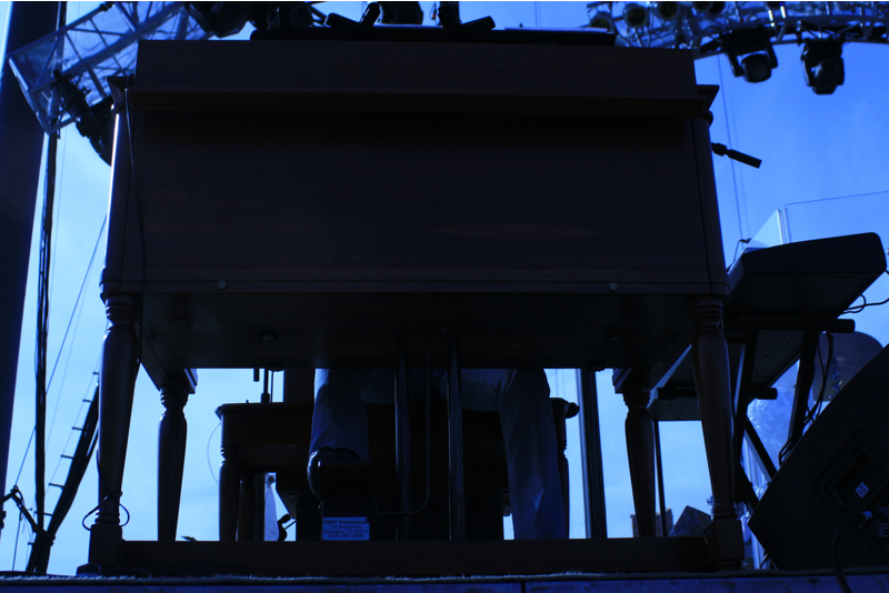 Greg Allman, behind the organ.