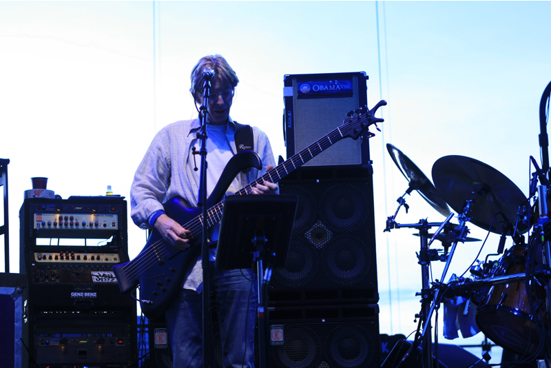 Lesh checks out the teleprompter. It's not just the Dead, y'all. Everyone -- from Brian Wilson to Paul McCartney -- uses these things.