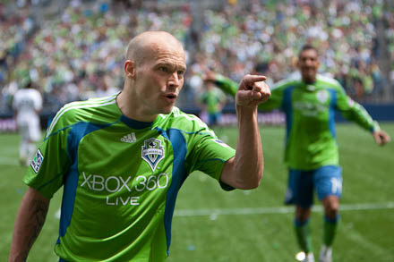 Freddie Ljungberg lets the refs know what he thinks about their decision. They showed him a yellow for his troubles.