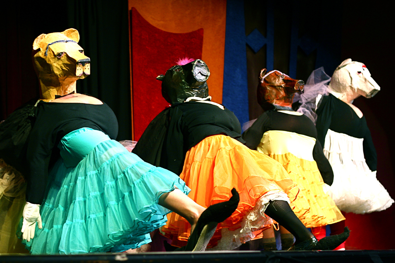 Du Caniveaux Dancing Bears