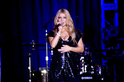 Max Genereaux Reviews Jessica Simpson: Jessica Simpson had the honor on Friday, Nov. 7, of being the first headliner at the new Snoqualmie Casino.