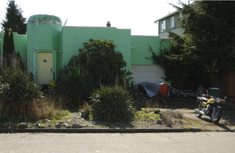 The Misfit defiantly resists any neighborhood context.