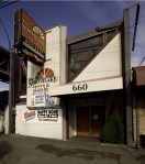 Northlake Tavern serves beer and pizza: no booze, no kids, though they could have one or the other.