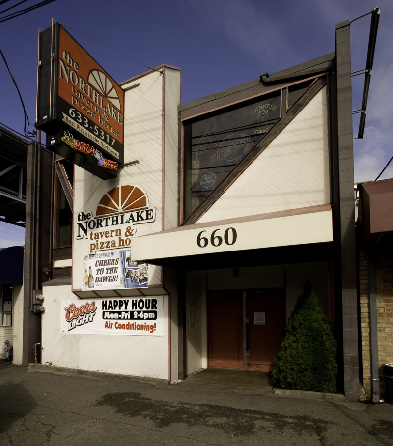 Northlake Tavern serves beer and pizza: no booze, no kids, though they could have one or the other.