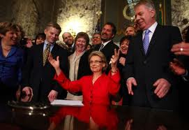 Gov. Gregoire and Sen. Murray celebrate signing of gay marriage law.
