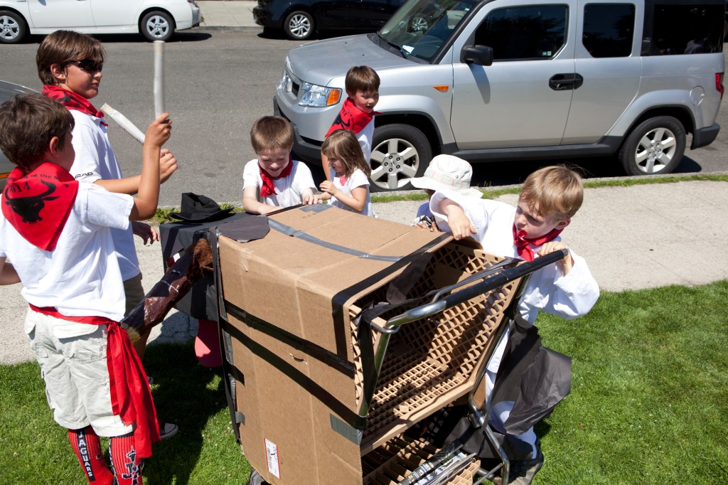 After the run, younger participants "kill" the shopping cart "bull"
