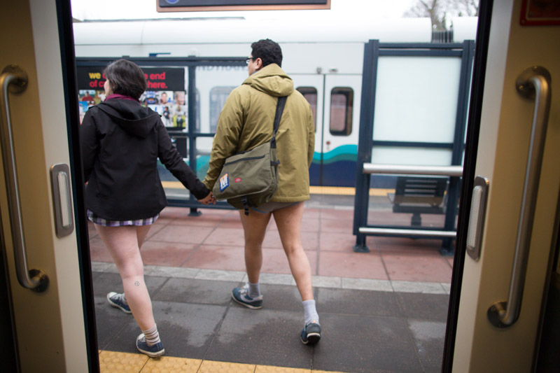 A couple leaves the train.