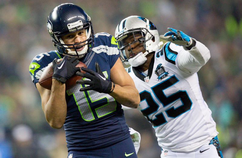 Seahawks' receiver Jermaine Kearse secures possession of his 63-yard touchdown pass in the second quarter.