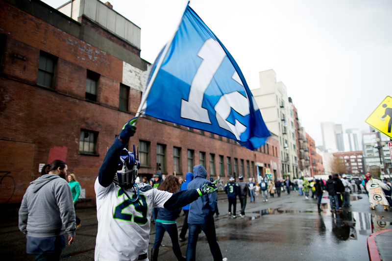  Russell Wilson holds up the NFC Championship trophy for all the 12s
