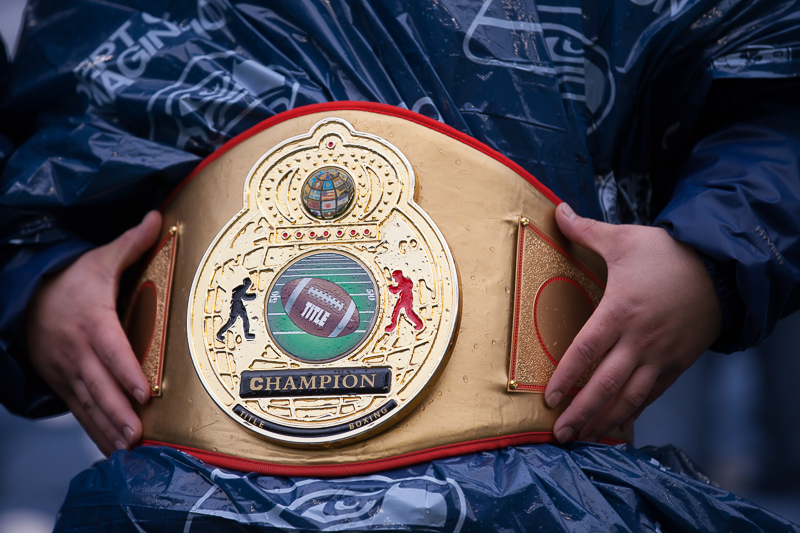 A fan straps on a peculiar belt.