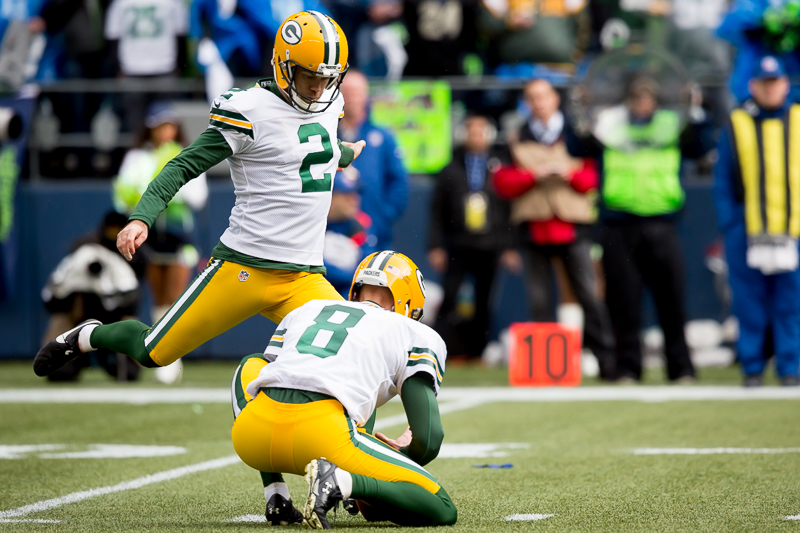 Green Bay kicker Mason Crosby completes an 18-yard field goal in the first quarter to give Green Bay the 3-0 lead.