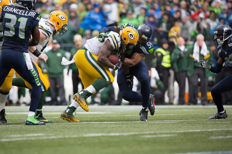 Green Bacy running back Eddie Lacy rumbles up-field for a 9-yard gain in the first quarter.