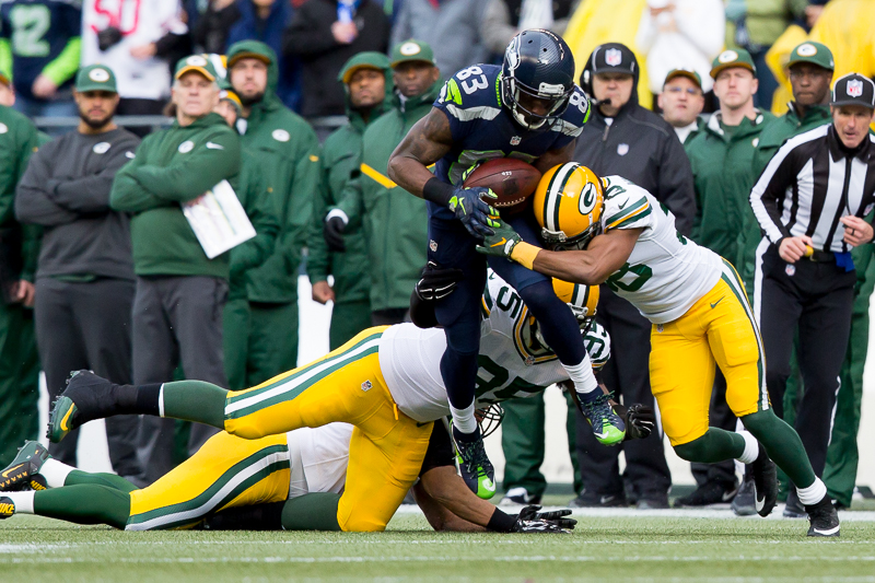  Russell Wilson holds up the NFC Championship trophy for all the 12s