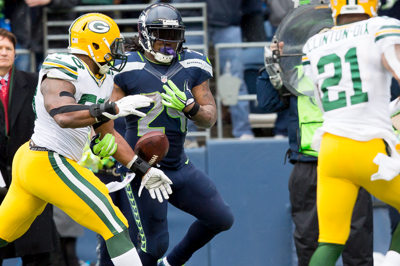 A Green Bay defender breaks up a pass intended for Marshawn Lynch.