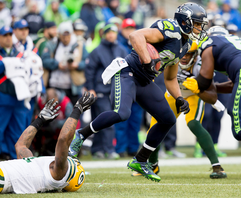Doug Baldiwn rushes upfield for a gain of 16 on a fourth-quarter kick-off return.