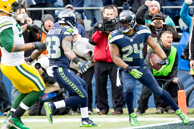 Marshawn Lynch scores a touchdown to give Seattle the lead late in the fourth quarter.