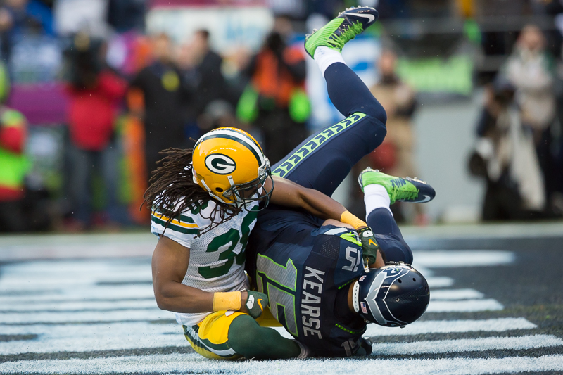  Russell Wilson holds up the NFC Championship trophy for all the 12s