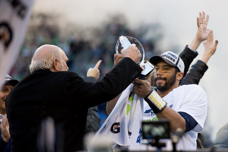  Russell Wilson holds up the NFC Championship trophy for all the 12s