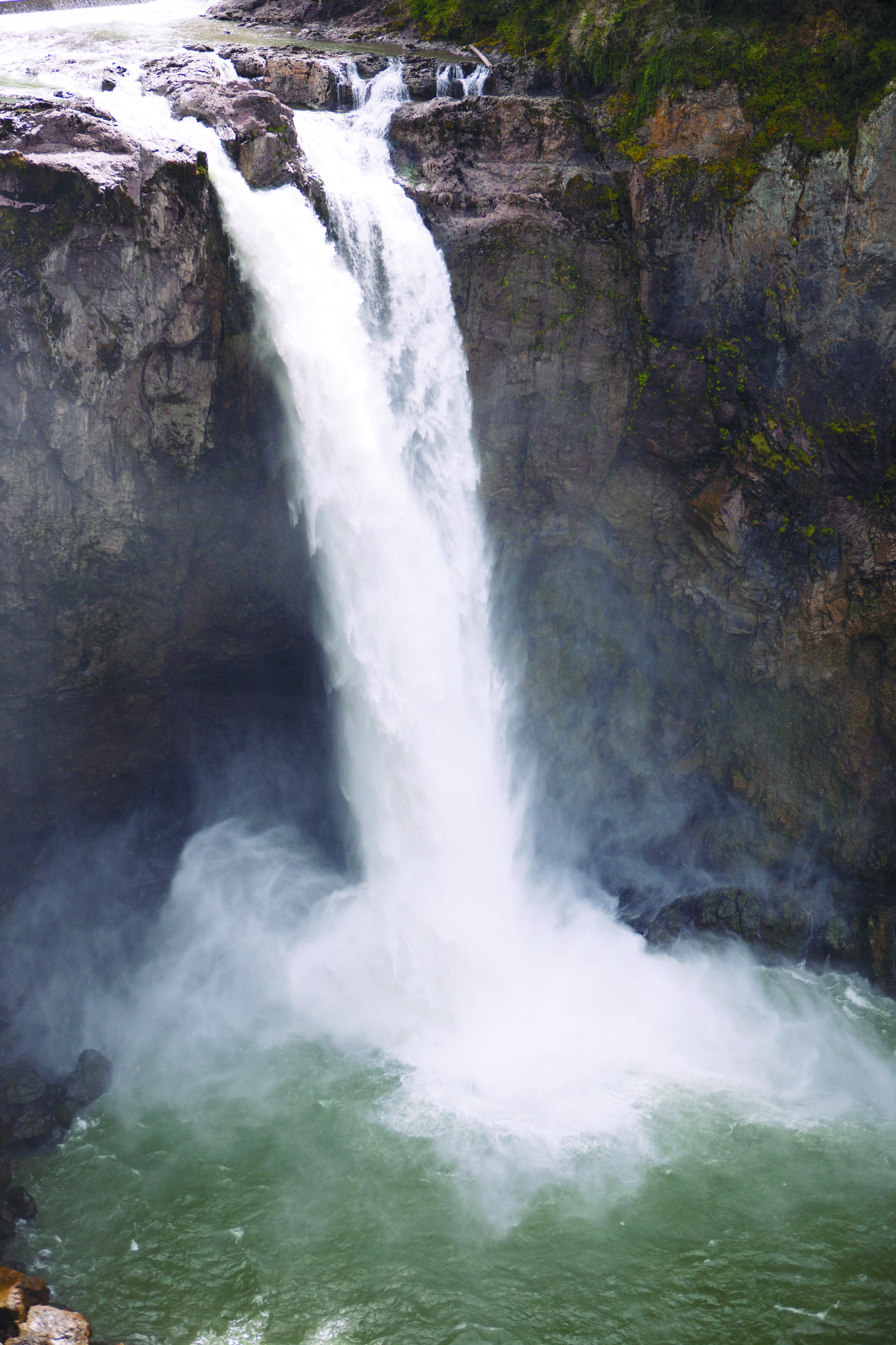 Bicycle bells and birdsong, sun-dappled lawns green as newly minted fairways. Stroller