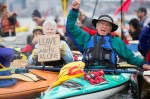 Two kayaktivisits protest Shell's nearby arctic oil rig.