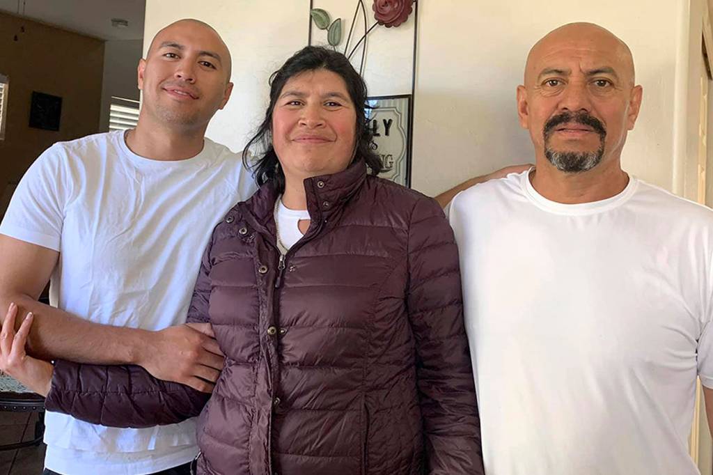 Snohomish family, detained last month in Arizona, heads home